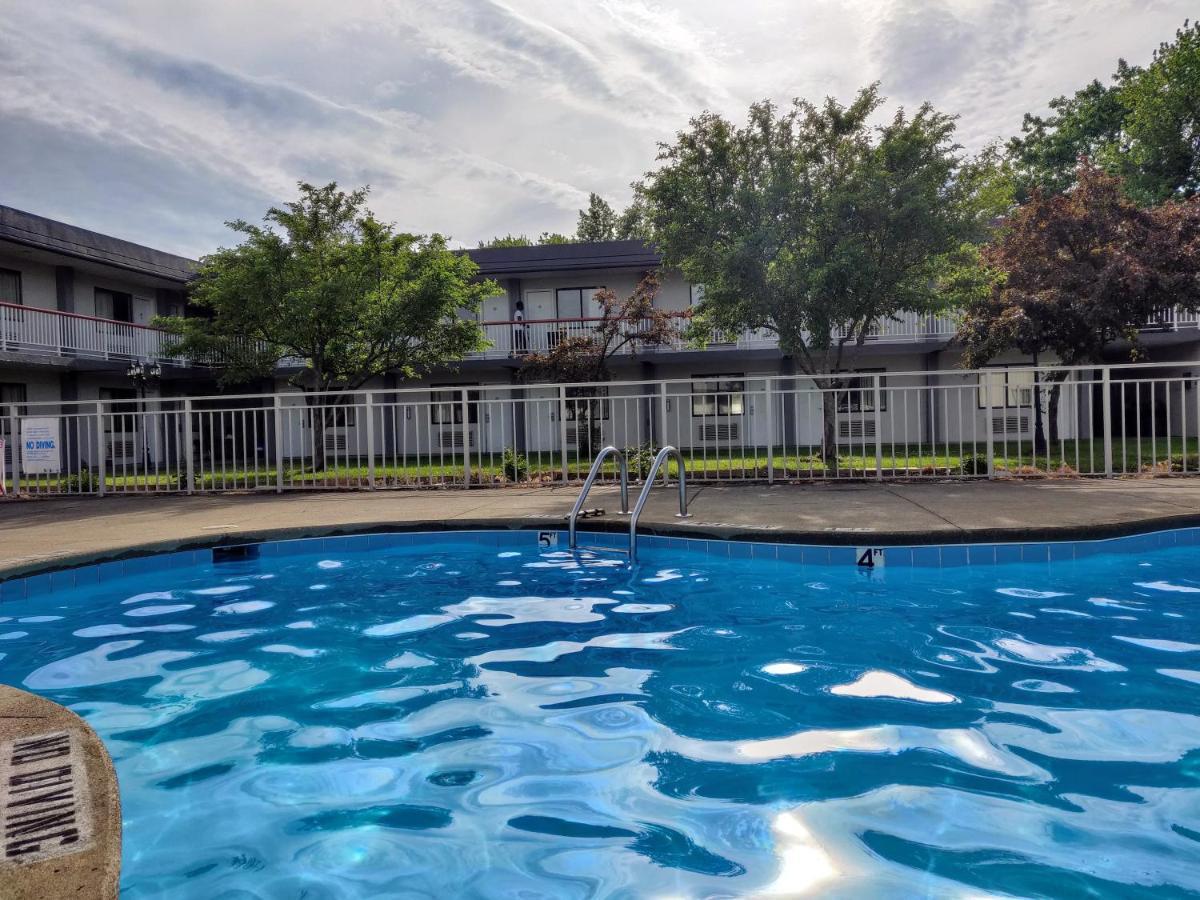 Sprucewood Inn Elyria Esterno foto